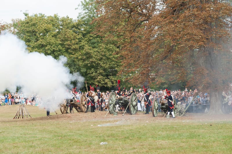 Manœuvres de soldats en costume autour d’une pièce d’artillerie